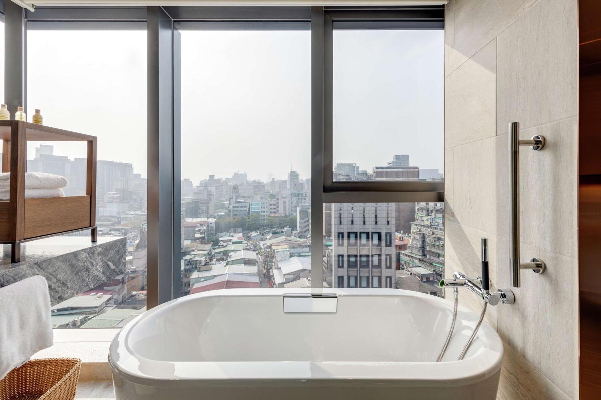 One-Bedroom Corner King Suite